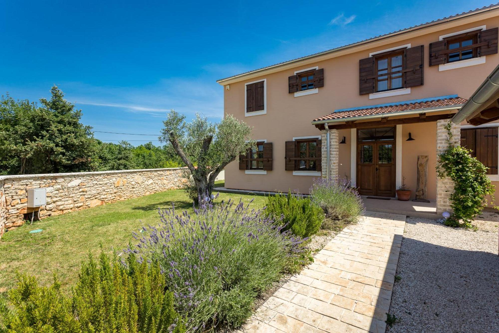 Villa Cirka In Central Istria For 14 Persons With Pool Heating & Pool Table Светвинченат Экстерьер фото